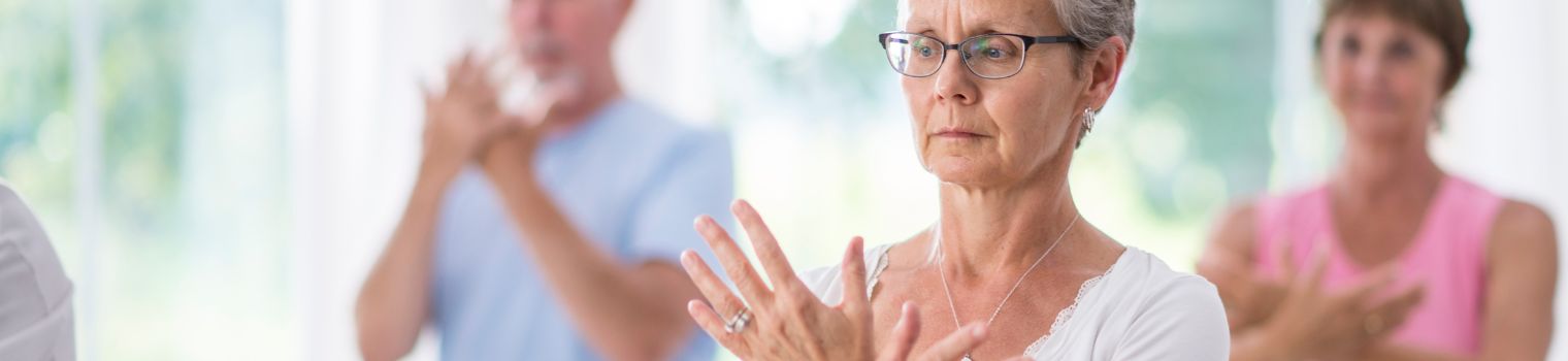 Personas haciendo Tai-chi