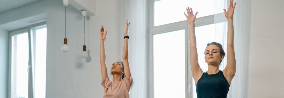 Dos personas haciendo Yoga