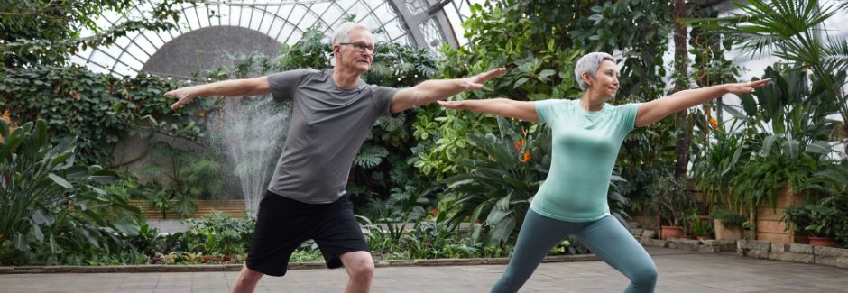 dos personas haciendo Yoga en el exterior